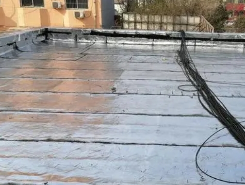 苏州市卫生间漏水维修公司分享下苏州市屋面楼顶防水刚性防水层施工要点。